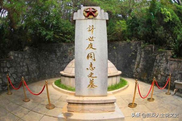 1985年，鄧小平南巡路過南京，帶著酒和許世友會面，留下珍貴合影