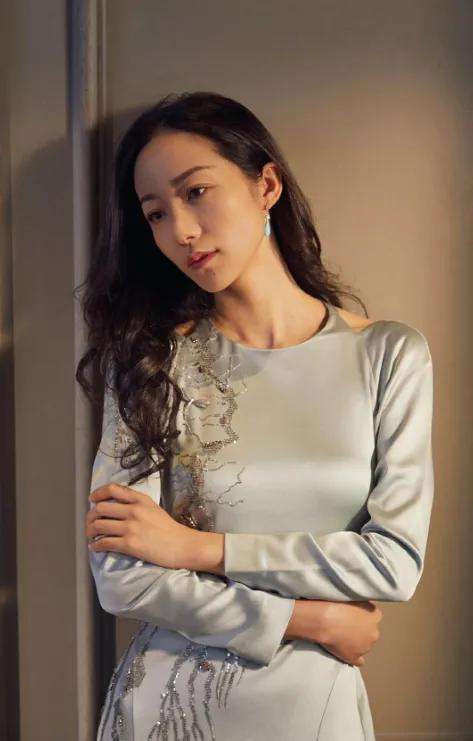 袖套呈現出的手臂線條太優越!韓雪的穿搭很婉約!黑上衣搭牛仔褲 袖套呈現出的手臂線條太優越!韓雪的穿搭很婉約!黑上衣搭牛仔褲