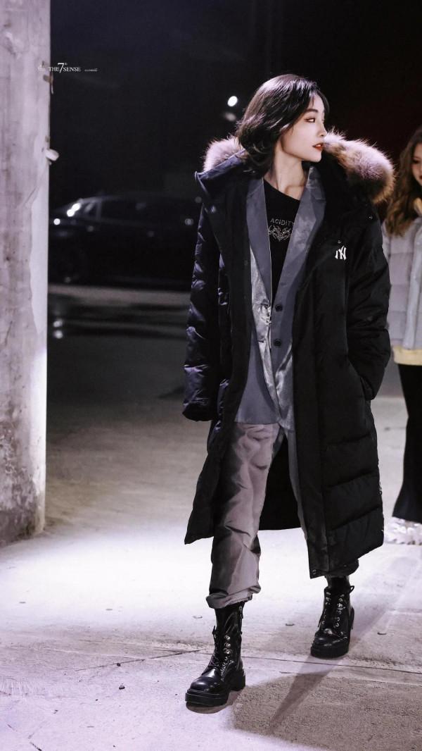 許佳琪下班，一身隨意的造型，看著好有時尚感