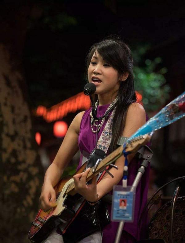 汶川地震中，她救了丈夫卻丟了雙腿，丈夫傷好後：我們離婚吧