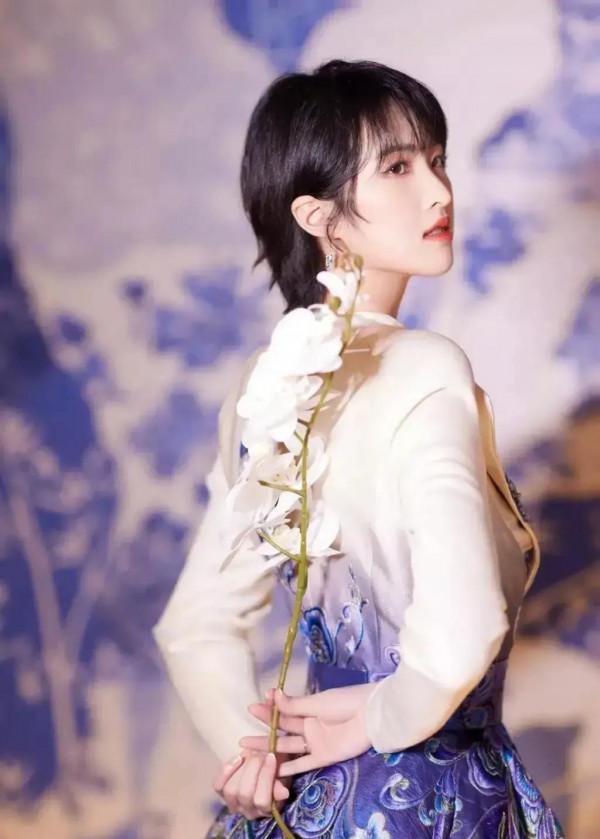 姚安娜時裝週走秀,穿刺繡西裝裙霸氣登場,氣場不輸姐姐孟晚舟 姚安娜時裝週走秀,穿刺繡西裝裙霸氣登場,氣場不輸姐姐孟晚舟