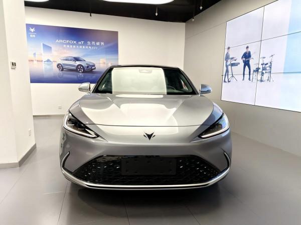 NEDC 708超長真續航 極狐阿爾法S實拍 內飾大屏夠搶眼 NEDC 708超長真續航 極狐阿爾法S實拍 內飾大屏夠搶眼