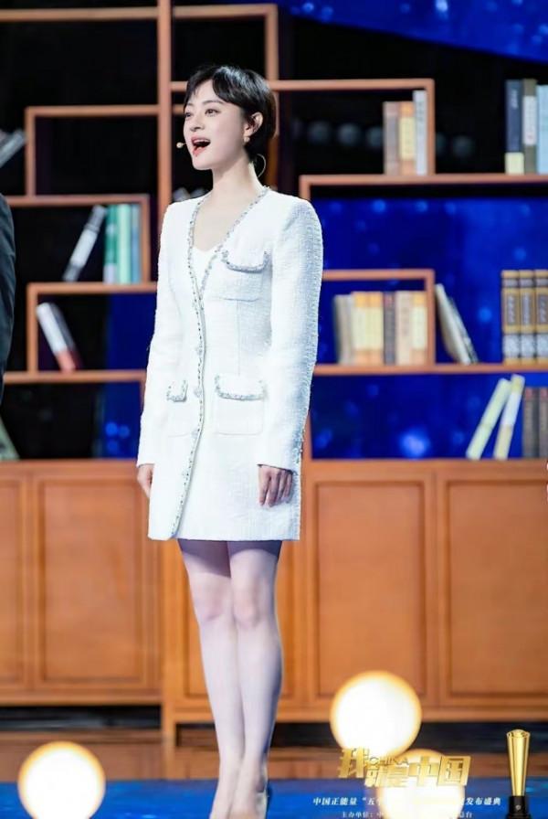 周迅登央視大變樣！穿西裝變&OpenCurlyDoubleQuote;央視臉&rdquo;徹底封神，同臺孫儷搶風頭