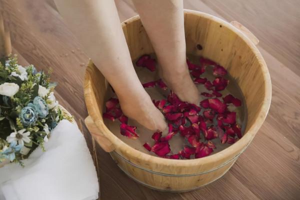每天用熱水泡腳，到底是養生還是“減壽”？聽聽醫生是怎麼說的