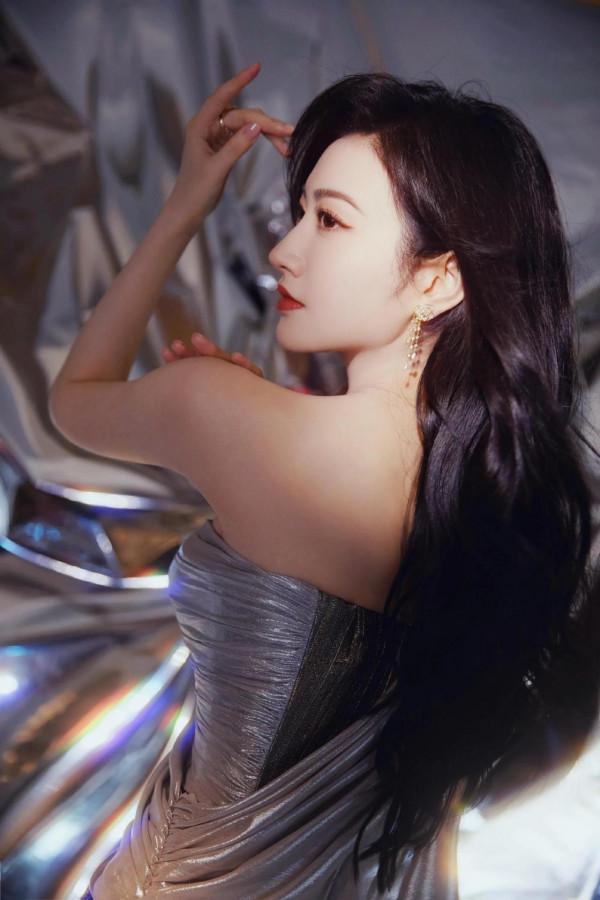 景甜～時尚先生紅毯亮相，金屬感修身長裙好美