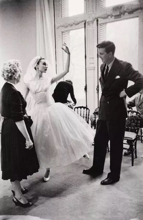 紀梵希有多愛赫本？26歲初見，42年沒名沒分，他一生未娶守護到老