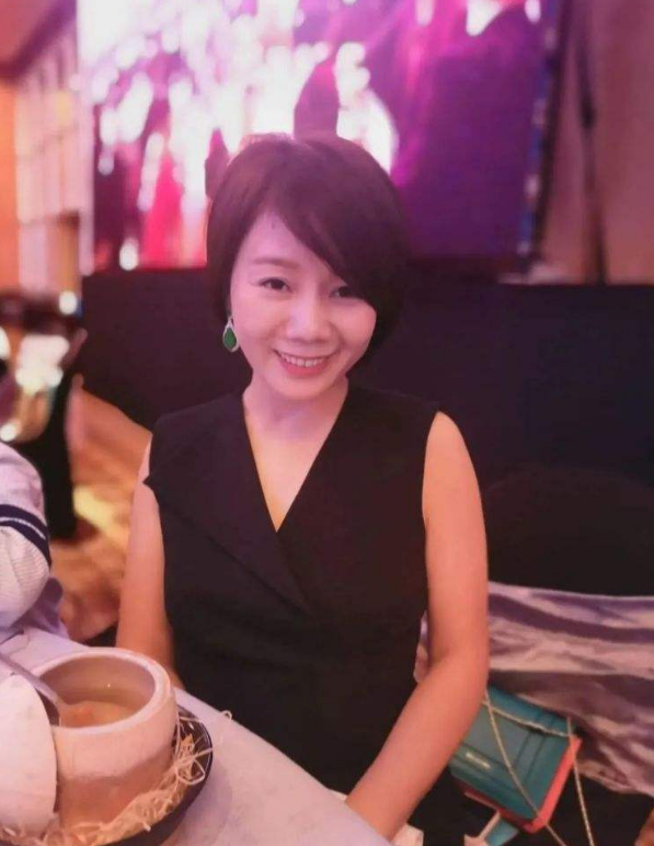 一個底層的服務員，到身價百億，小學文憑的她靠的是啥