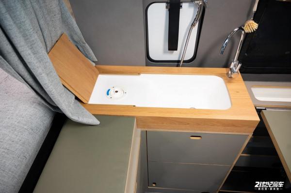 年輕人喜歡啥樣的VANlife房車？這車內建1.85m寬大床，能四季旅行