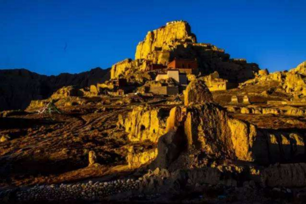 1984年，西藏牧民為找牛誤入龐大古城，被滿地骷髏嚇得轉身就跑