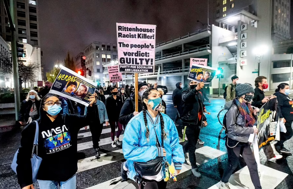 槍殺暴徒的少年判無罪，全美竟震怒？多城抗議，波特蘭陷打砸搶燒