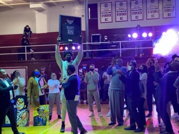 排面！庫裡領銜，全隊出席懷斯曼高中球衣退役儀式，凝聚力的表現