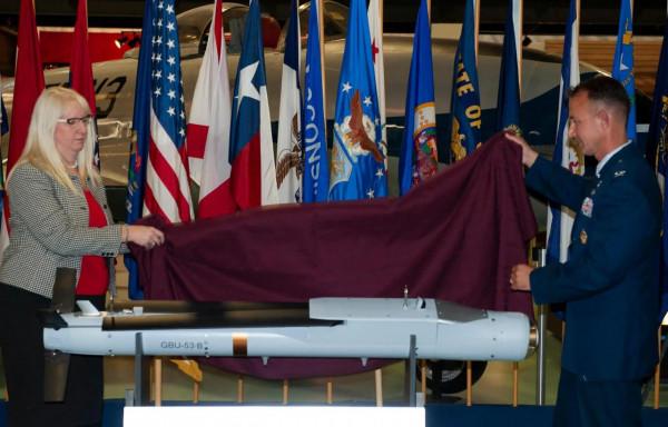 “風暴破壞者”迷你滑翔炸彈需要更長的時間裝載到攻擊鷹上