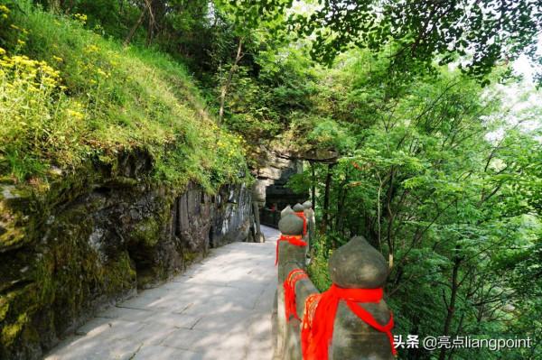 南巖宮：武當山三十六巖中風景最美的一巖，呂洞賓曾在此修道