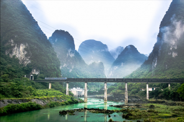 醉人秋色裡穿過秋天的火車，行駛在世界屋脊上，特殊地形的鐵路線