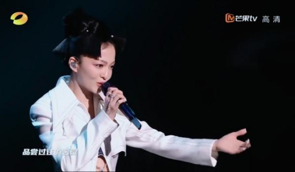 芒果年貨節：twins胖成姨，鞠婧禕半永久妝發，蔡徐坤霸氣開演