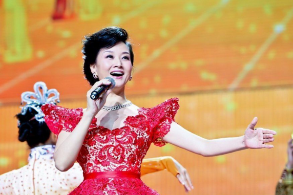 辣妹子宋祖英：與丈夫一見鍾情，40歲高齡產子，如今幸福美滿