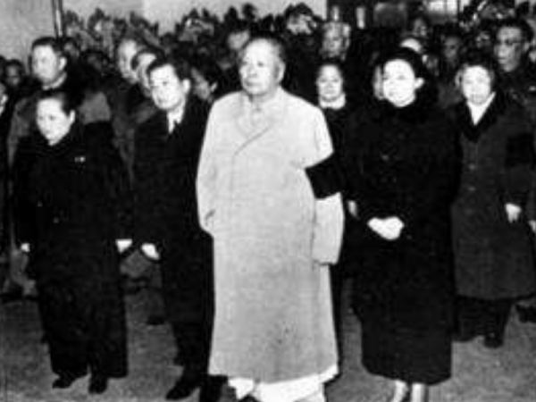 陳毅臨終前,葉劍英拿出毛主席所寫的紙條:我知道你在等什麼 陳毅臨終前,葉劍英拿出毛主席所寫的紙條:我知道你在等什麼