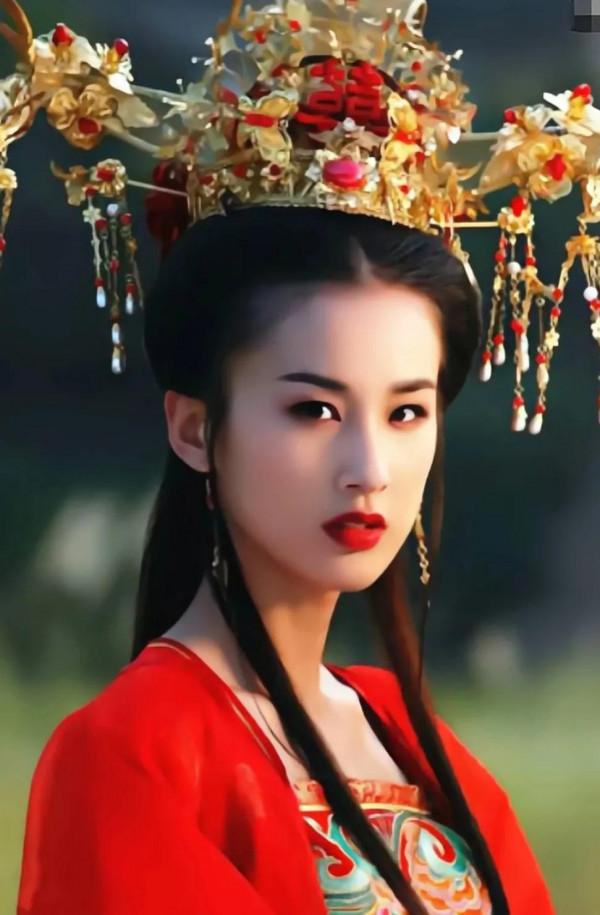 當初嫁給低調的百億富豪被罵，如今的黃聖依美麗漂亮洋氣高階