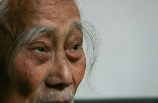 男人50歲後眉毛變長，意味著什麼？是長壽特徵還是身體出問題了？