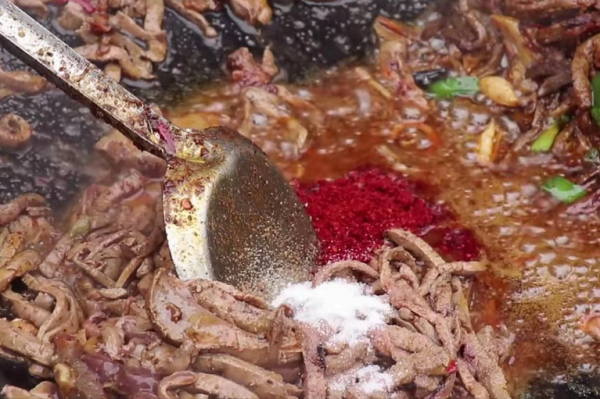 甘肅阿姨做重口小吃，5元1份賣10年，30多年街邊擺攤柴火現炒