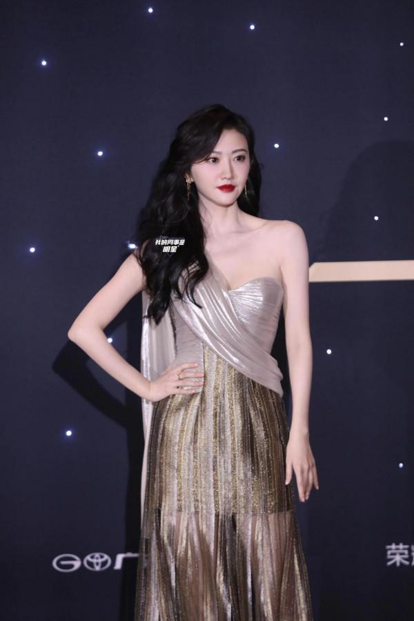 景甜～時尚先生紅毯亮相，金屬感修身長裙好美