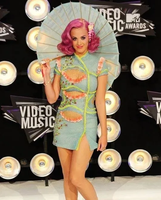 外國明星的中國風,“群魔亂舞”我看不懂,都能上劉老根大舞臺了 外國明星的中國風,“群魔亂舞”我看不懂,都能上劉老根大舞臺了