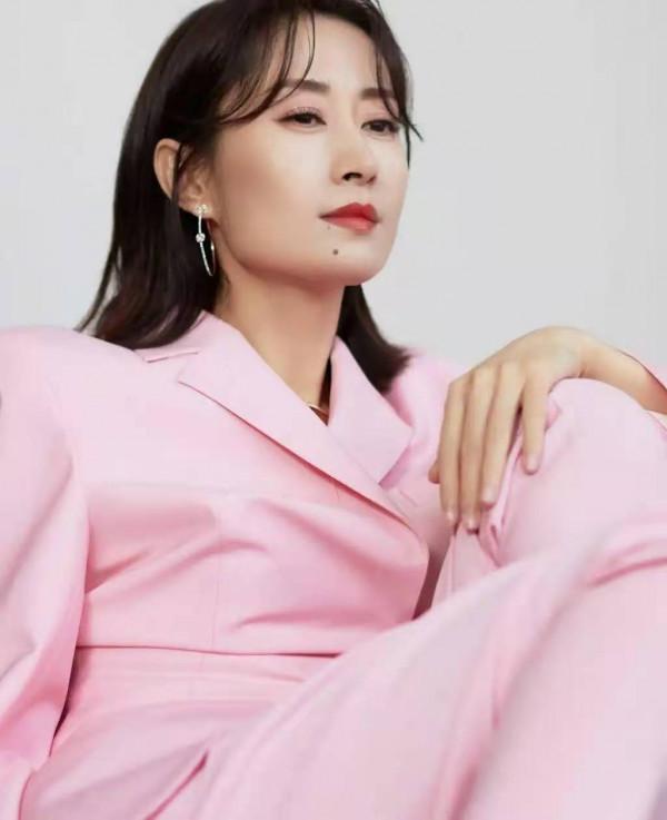 45歲劉敏濤扮嫩真有一套！穿粉色衛衣配牛仔褲，嫩得像個小姑娘