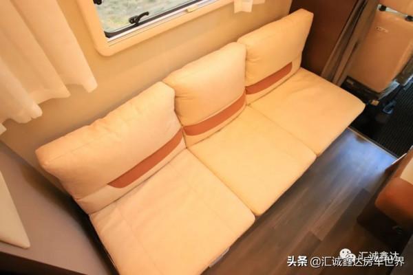 ​適合年輕人的實用型房車,9坐3床,後廚衛佈局,比租房租車還划算 ​適合年輕人的實用型房車,9坐3床,後廚衛佈局,比租房租車還划算