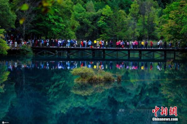 九寨溝進入最佳觀賞季 遊客宛如暢遊畫中