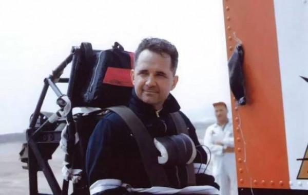 血管爆裂多處骨折,他作死坐上6只火箭驅動的車,體驗46.2倍重力 血管爆裂多處骨折,他作死坐上6只火箭驅動的車,體驗46.2倍重力