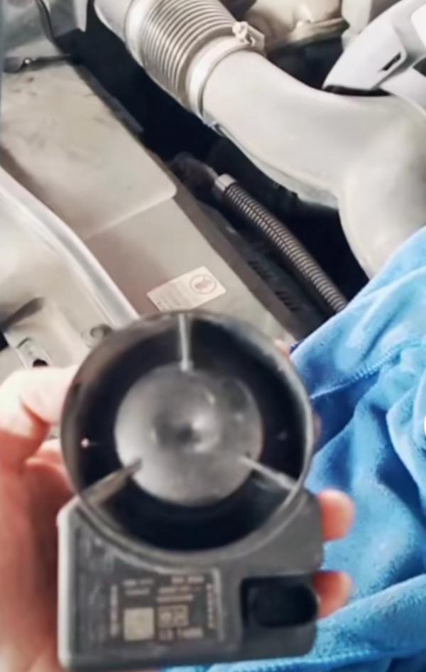 保時捷Cayenne鎖車後雙閃燈一直閃怎麼解決？