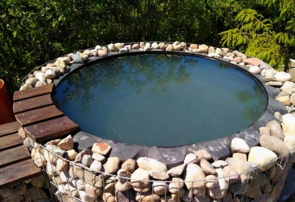 不要水泥和磚頭，他自制石籠網做魚池，旁邊留卡座，好好坐著欣賞