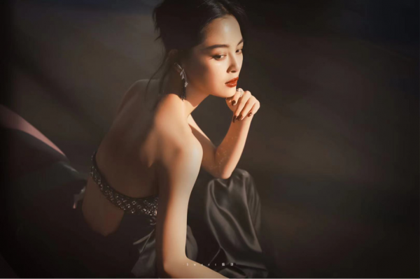 辛芷蕾御姐範兒十足,黑色波點套裝高階優雅,氣場十足 辛芷蕾御姐範兒十足,黑色波點套裝高階優雅,氣場十足