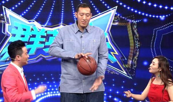 中國巨人,身高2.36米獲世界紀錄,娶1.9米的妻子,現狀如何? 中國巨人,身高2.36米獲世界紀錄,娶1.9米的妻子,現狀如何?