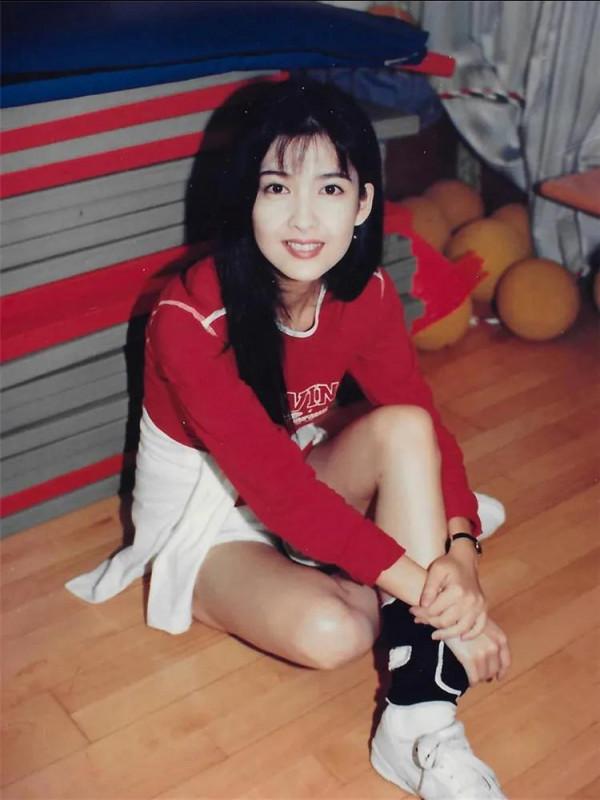 照片雖然陳舊發黃，依然珍貴的記錄下周慧敏的青春美麗