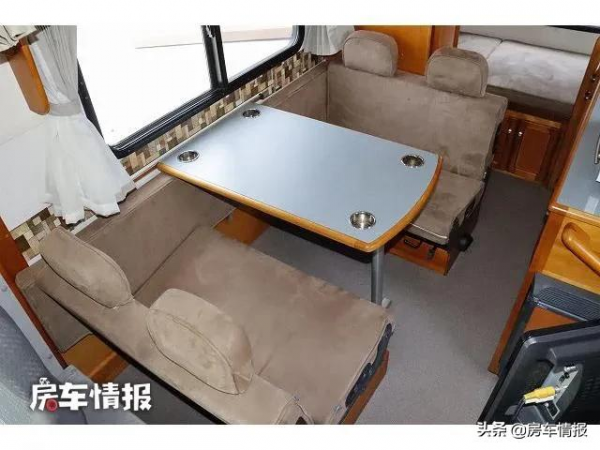 日產平頭輕卡房車,長度僅4.8米7座設計,能放3張床為啥還不擠? 日產平頭輕卡房車,長度僅4.8米7座設計,能放3張床為啥還不擠?