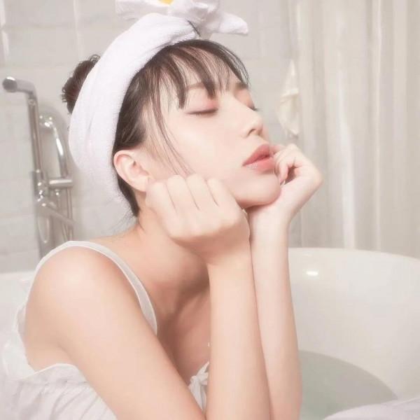 一組泡泡浴寵物洗澡，給可愛的小黃鴨洗個熱水澡