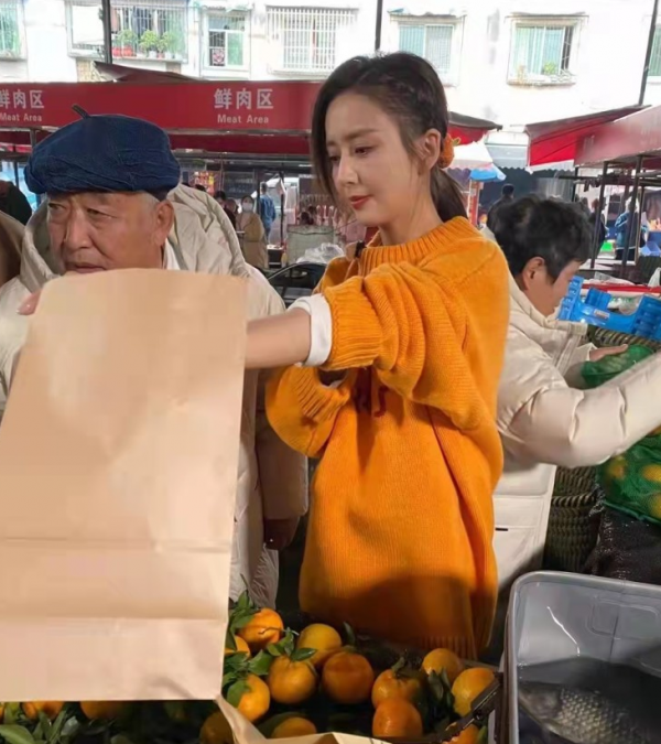 黃渤陳赫和佟麗婭現身菜市場，佟麗婭造型明豔，無美顏生圖超能打