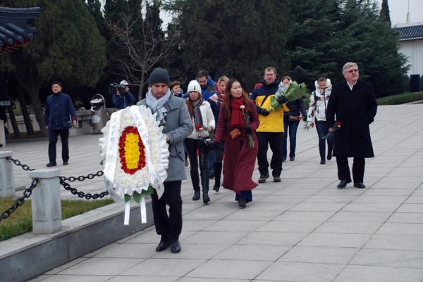 外國人祭拜旅順萬忠墓的幾張照片