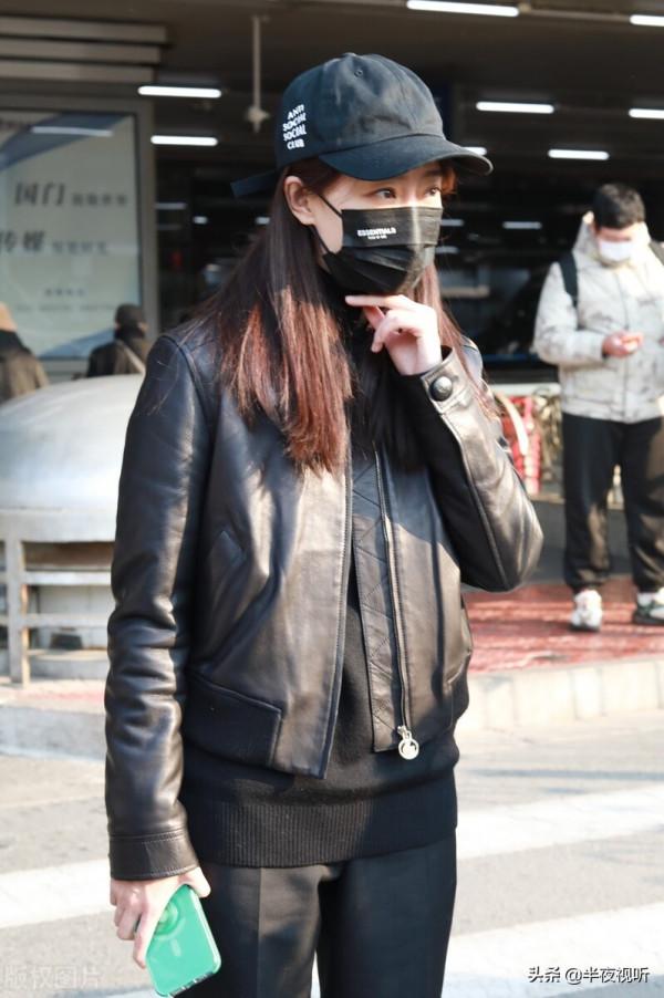 1月5日，張小斐現身上海機場，黑色皮衣+黑西褲+白運動鞋+棒球帽