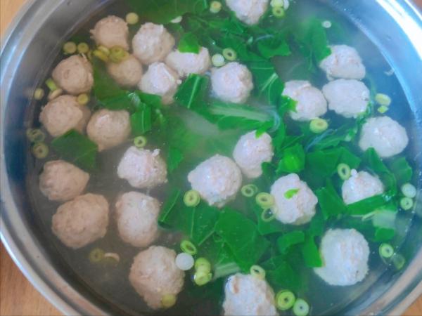 汆丸子的家常做法，牢記3個技巧，不松不散，飽滿多汁，肉香嫩滑