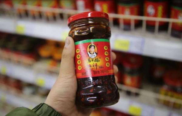 年賣45億的老乾媽,兒子為省4億讓產品變味,73歲陶華碧登場挽救 年賣45億的老乾媽,兒子為省4億讓產品變味,73歲陶華碧登場挽救