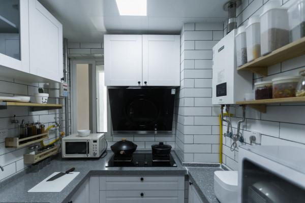 32歲阿姨的窮裝新房火了，大白牆不弔頂，軟裝的力量實在是太強大