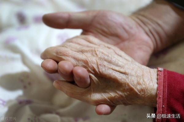 70歲老母親背60斤橘子 跨越千里來探望兒子