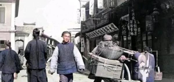 晚清照片：廢墟中的一家老小與官員一家 不滿10歲的一家3口