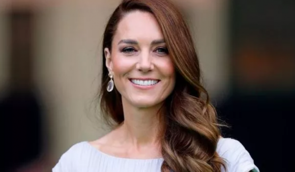 凱特被發現為出席典禮連夜做了眉毛微整,完美妝容讓專家讚不絕口 凱特被發現為出席典禮連夜做了眉毛微整,完美妝容讓專家讚不絕口