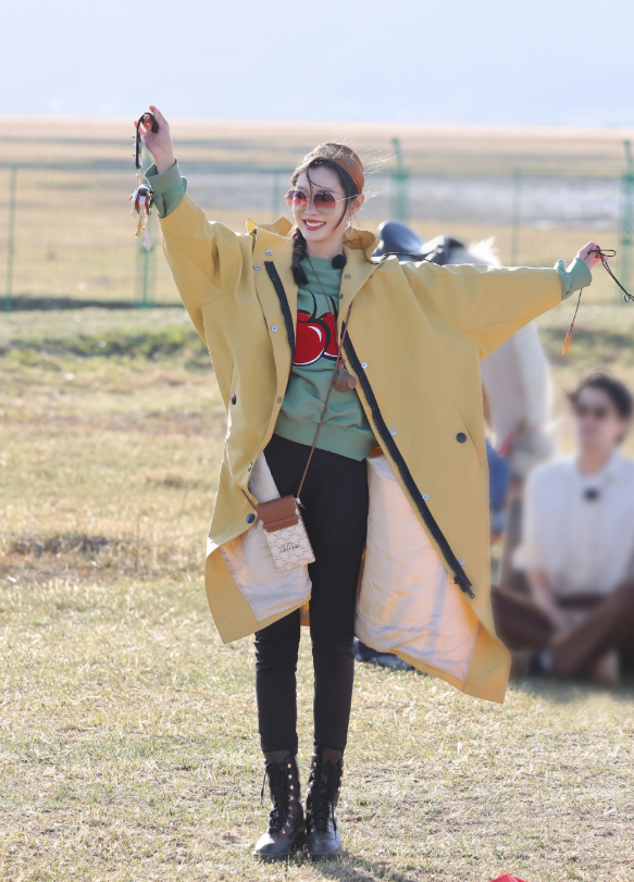 宋軼日常私服照,假兩件短褲個性十足,慵懶不乏精緻感 宋軼日常私服照,假兩件短褲個性十足,慵懶不乏精緻感