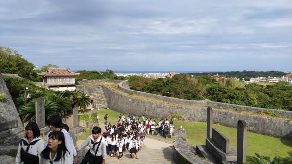 日本沖繩島自駕遊(一)，那霸市內閒逛，僥倖看到了焚燬前的首裡城