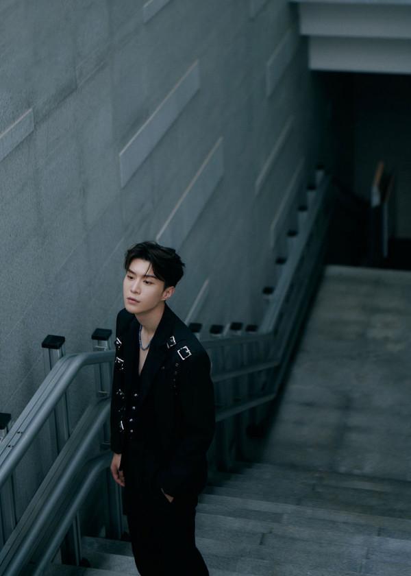 範丞丞黑色潮look寫真帥出天際 抬手秀腕錶魅力渾然天成 範丞丞黑色潮look寫真帥出天際 抬手秀腕錶魅力渾然天成