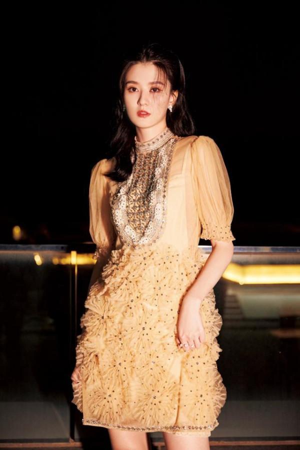 喬欣到底是“富家千金”,穿短裙出鏡溫柔又貴氣,比平時收斂不少 喬欣到底是“富家千金”,穿短裙出鏡溫柔又貴氣,比平時收斂不少